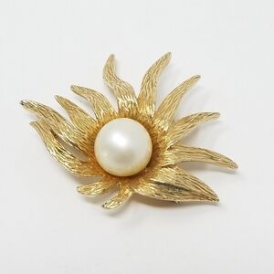 Vtg signed Tara rhinestone faux pearl brooch